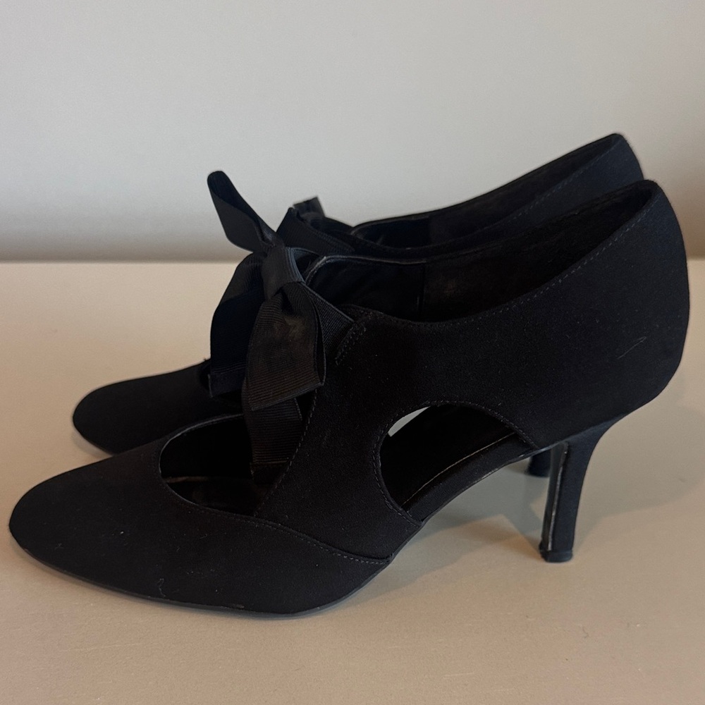 Impo Black Bow-Front Closed-Toe Heels - Picture 6 of 8